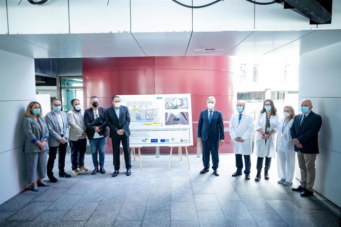Presentación de la Fase 2 de las obras de ampliación del Hospital Materno Infantil que consistirán en la construcción de una torre pediátrica. Se ha firmado el acta de replanteo, acto en el que ha estado Ángel Víctor Torres y Blas Trujillo.