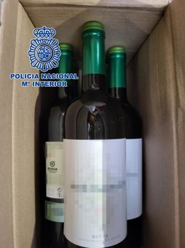 Botellas de vino falsas intervenidas por la Policía Nacional.