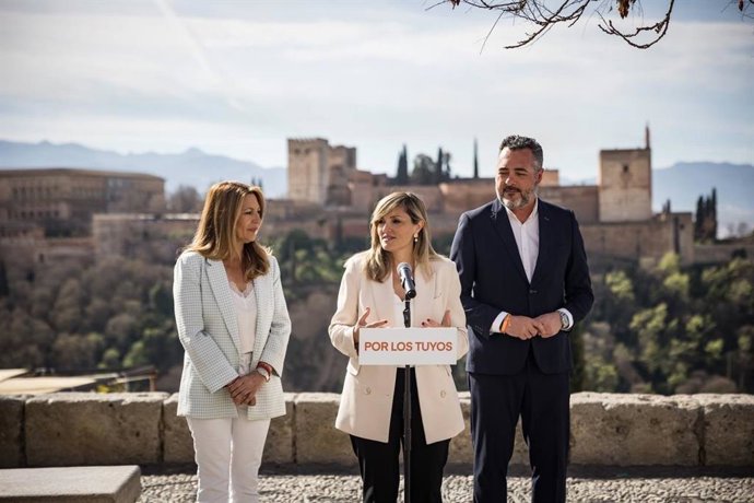 La portavoz nacional de CS, Patricia Guasp, el presidente de la formación en Andalucía, Andrés Reche, y la candidata a la Alcaldía de Granada, Concha Insúa, en el mirador de San Nicolás de Granada, frente a la Alhambra.