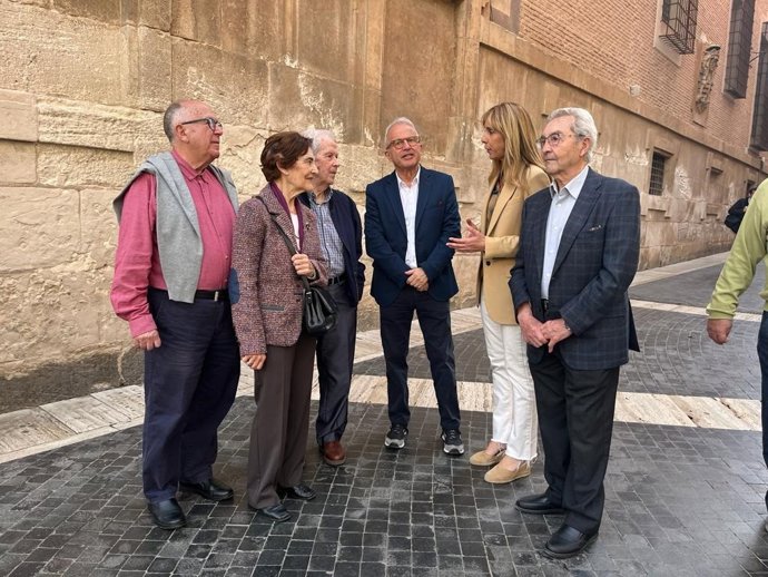Foto de la concejal del Pilar Torres y miembros del Centro de Mayores de San Miguel