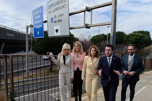  La alcaldesa de Esplugas de Llobregat, Pilar Díaz; la delegada del Gobierno en Cataluña, María Eugenia Gay; la ministra de Transportes, Movilidad y Agenda Urbana, Raquel Sánchez; el presidente de la Generalitat de Catalunya, Pere Aragonès, y el conseller