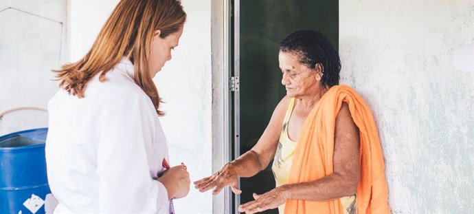 Archivo - Una trabajadora de salud visita comunidades en Brasil para concienciar sobre la prevención y el control de la lepra