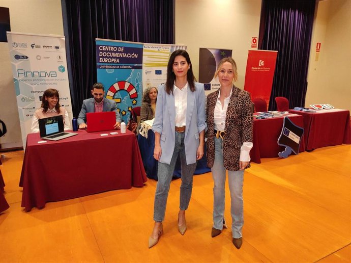 La delegada de Juventud y Deportes de la institución provincial, Ana Blasco (dcha.), y la coordinadora del IAJ, Carmen Arcos, visitan I Feria de las Oportunidades Europeas.
