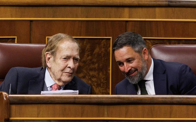 El candidato de la moción de censura, el profesor y economista Ramón Tamames, y el líder de Vox, Santiago Abascal