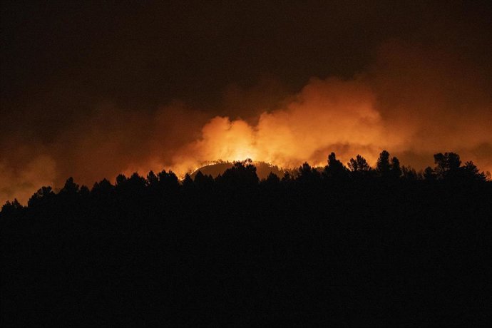 El fuego visto desde Villanueva de Viver en el incendio forestal originado en Villanueva de Viver, a 23 de marzo de 2023, en Villanueva de Viver, Castellón, Comunidad Valenciana (España).  El incendio forestal declarado este jueves en Villanueva de Vive
