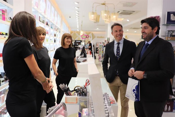 López Miras y Fulgencio Gil visitan un establecimiento en Lorca
