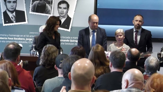 La ceremonia ha sido el primer acto conjunto entre el Gobierno Vasco, a través del Instituto de la Memoria, la Convivencia y los Derechos Humanos-Gogora, y el Centro Memorial de Víctimas del Terrorismo
