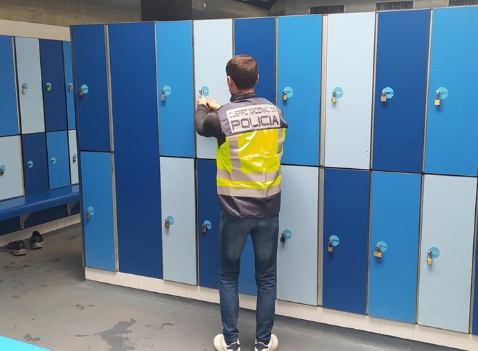 La Policía Nacional detiene a un hombre por traficar con droga y guardar la misma en la taquilla del gimnasio que frecuentaba