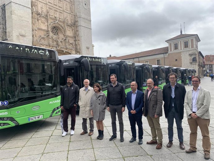 Presentación de los nuevos autobuses de GNC de Auvasa en la plaza de San Pablo de Valladolid.