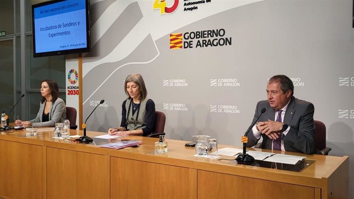 Ana Pérez, Isolina Alberto y Luis Lanaspa en la presentación de la fase nacional de la Incubadora de Sondeos y Experimentos.