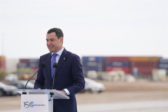 El presidente de la Junta, Juanma Moreno, en la inauguración de las obras de ampliación del Muelle Sur del Puerto de Huelva.