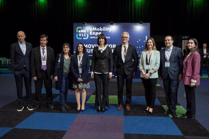 Foto de familia de los asistentes a la clausura de la Valncia Battery Convention, en la Feria de Valencia, a 23 de marzo de 2023, en Valencia, Comunidad Valenciana (España). 