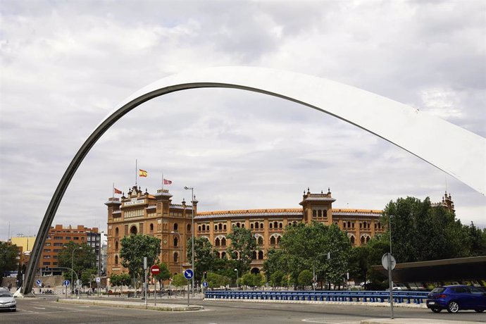 Archivo - Ambiente del Puente de Ventas cercano a la Plaza de Toros de Las Ventas. 