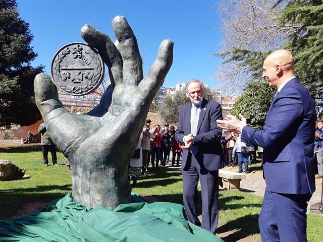 El Jardín del Cid en León estrena una escultura que homenajea a la profesión veterinaria .