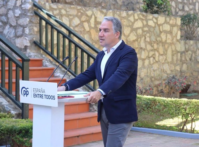 El coordinador general del PP, Elías Bendodo, en rueda de prensa en Alhaurín de la Torre (Málaga).