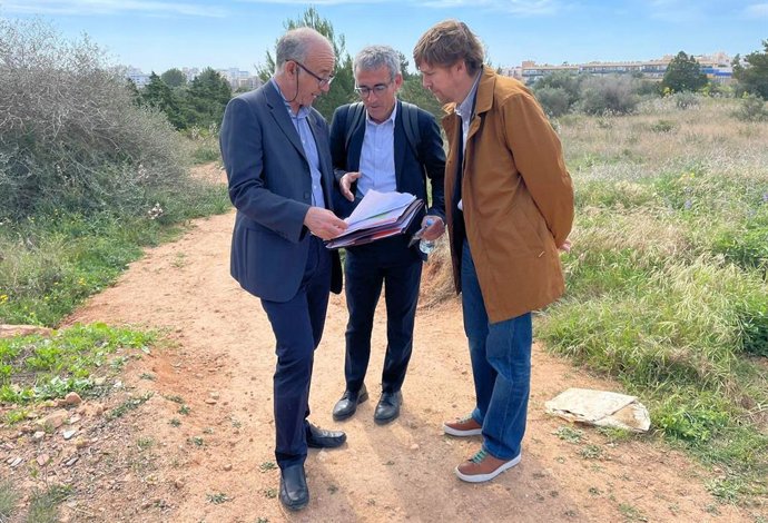 Visita del director general de SEPES, Fidel Vázquez, al proyecto de viviendas en Ca'n Escandell (Ibiza).