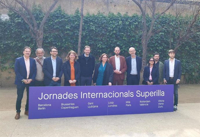 La alcaldesa de Barcelona, Ada Colau, y la teniente de alcalde de Urbanismo, Janet Sanz, junto a representantes de las ciudades europeas que han participado en las Jornadas Internacionales Superilla Barcelona.