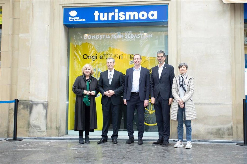 Las autoridades ante la oficina de turismo del Boulevard.