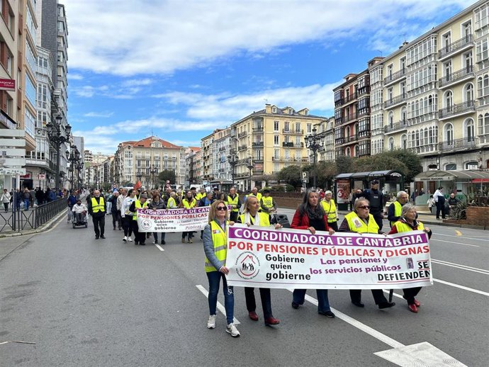 La Coordinadora de Pensionistas de Cantabria se manifiesta en Santander por las cuentas bancarias básicas gratuitas.
