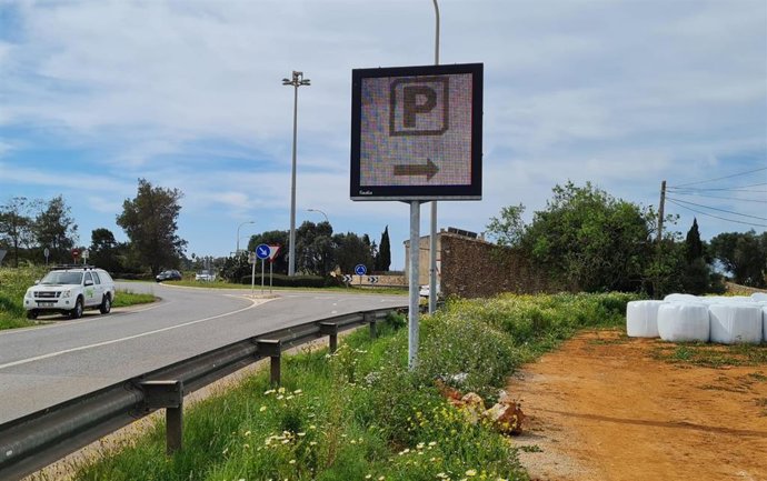 Panel informativo sobre disponibilidad de aparcamiento en el parking de na Tirapl, es Trenc
