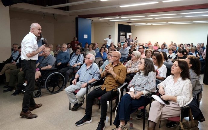 El alcalde de Sevilla, Antonio Muñoz, con vecinos de Pino Montano en el Centro Cívico Entreparques.