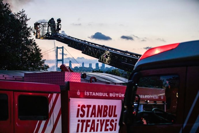 Archivo - Bomberos de Estambul apagando un incendio
