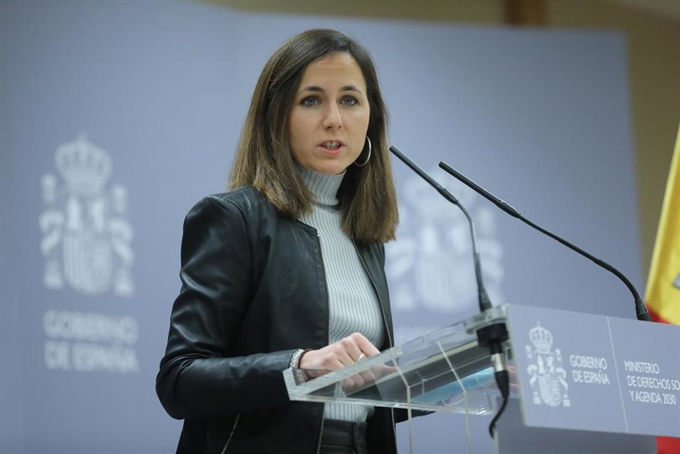 Archivo - La ministra de Derechos Sociales y Agenda 2030, Ione Belarra, comparece antes de reunirse con colectivos que defienden el derecho a la vivienda, en el Ministerio de Derechos Sociales y Agenda 2030, a 26 de enero de 2022, en Madrid (España).