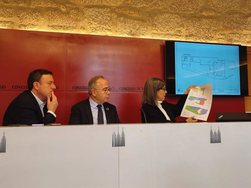 El presidente de la Diputación de A Coruña, Valentín González Formoso, el alcalde de Santaigo, Xosé Sánchez Bugallo, y la edil de Urbanismo, Mercedes Rosón, en rueda de prensa