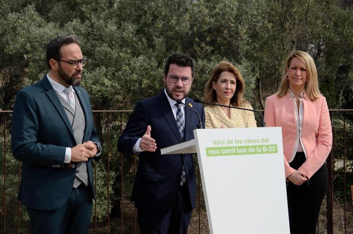 El presidente de la Generalitat de Catalunya, Pere Aragons, interviene durante su visita al inicio de obras del carril bus de la carretera B-23, a 24 de marzo de 2023, en Barcelona, Catalunya (España). La B-23 registra en este entorno una intensidad de