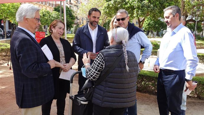 El candidato socialista a la Alcaldía de Málaga, Daniel Pérez, con vecinos