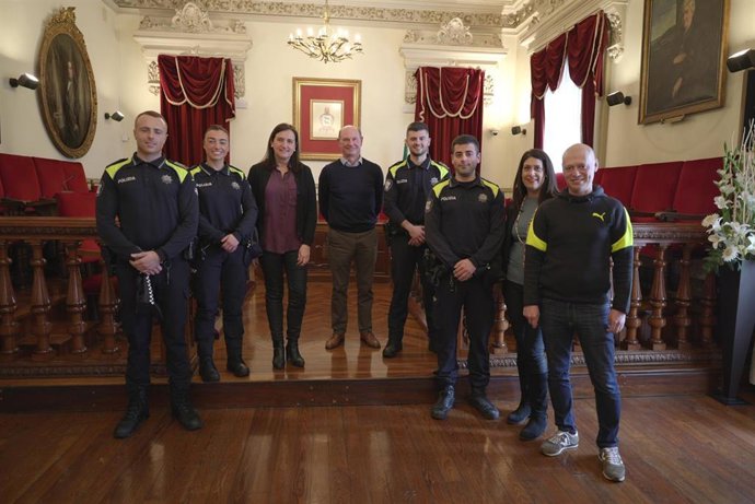 Aintzane Urkijo, Itziar Utrera y Danel Bringas con los nuevos agentes