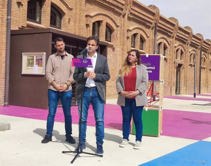 El presidente del grupo de Unidas Podemos (UP) en el Congreso, Jaume Asens, junto con la coordinadora de los comuns Candela López y el candidato de Cornell, Claudio Carmona.