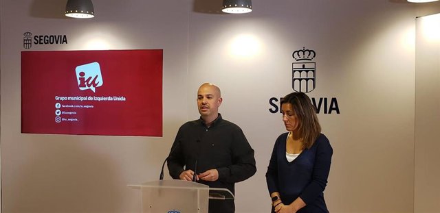 El portavoz municipal y concejal de IU, Ángel Galindo, acompañado por la también conceja de IU Ana Peñalosa.