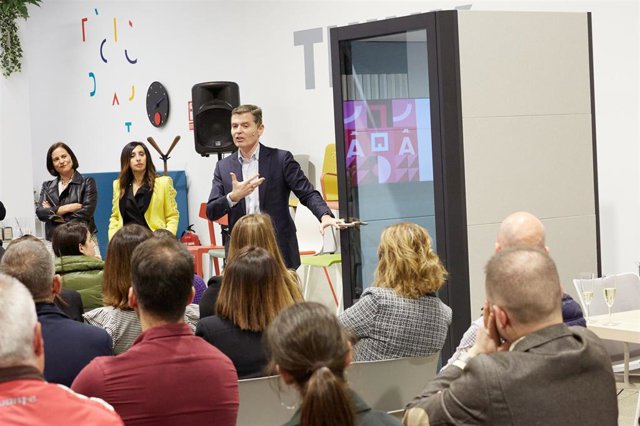 El CEO de Actiu, Joaquín Berbegal,  presenta  'Kios', la cabina acústica de trabajo burbuja para generar espacios de intimidad