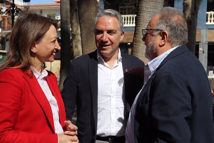El coordinador general del PP, Elías Bendodo, con la presidenta del PP de Málaga, Patricia Navarro, y el alcalde de Alhaurín de la Torre, Joaquín Villanova.