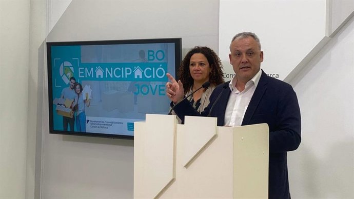 La presidenta del Consell, Catalina Cladera, y el conseller de Promoción Económica y Desarrollo Local, Jaume Alzamora, este viernes en una rueda de prensa.