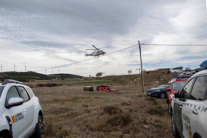 Un helicóptero sobrevuela la zona del incendio forestal originado en Villanueva de Viver