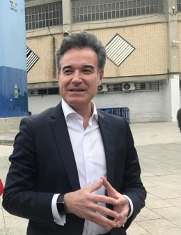 El consejero municipal de Urbanismo del Ayuntamiento de Zaragoza, Victor Serrano,con La Romareda detrás