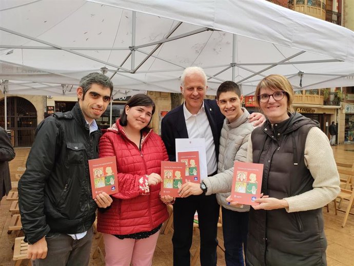 El alcalde de Logroño, Pablo Hermoso de Mendoza, junto con la concejala de Igualdad, Eva Tobías Olarte y representantes de la entidad Plena Inclusión de La Rioja, ha presentado una publicación en lectura facil
