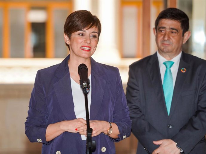 La ministra de Política Territorial y portavoz del Gobierno, Isabel Rodríguez, atiende a los medios de comunicación durante la visita institucional a la Diputación Provincial de Jaén, a 24 de marzo de 2023 en Jaén (Andalucía, España). La ministra de Pol