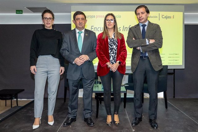 Reyes (2i), junto a la subdirectora de actividades de la Fundación Cajasol, Gloria Ruiz; la alcaldesa de Larva, María Ángeles Leiva, y el delegado de Europa Press en Andalucía, Francisco Morón.