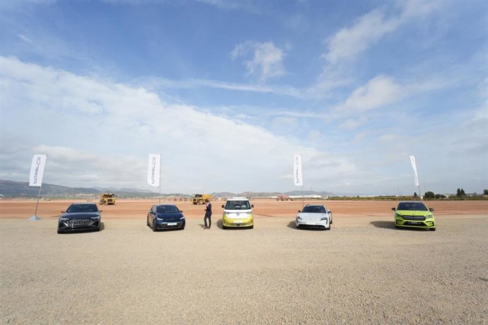 Cinco de los nuevos vehículos de PowerCo durante el acto inaugural del inicio de la construcción de la gigafactoría de PowerCo del Grupo Volkswagen, en el Área Logística de Sagunt.