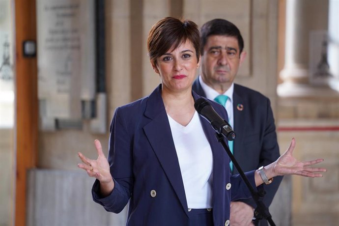 La ministra de Política Territorial y portavoz del Gobierno, Isabel Rodríguez, atiende este viernes a los medios en Jaén en presencia del presidente de la Diputación, Francisco Reyes.