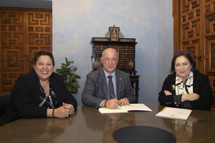 El presidente de la Diputación de Córdoba, Antonio Ruiz, y la delegada de Cohesión Social, Consumo y Participación Ciudadana, Dolores Amo (dcha.), en la firma con la Asociación Unión de Consumidores.