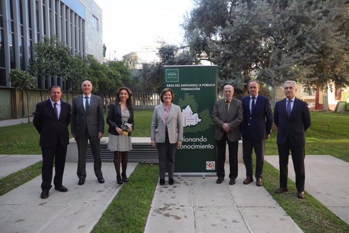 El presidente de la Diputación de Sevilla, Fernando Rodríguez Villalobos, con los ponentes participantes en la jornada 'La constitución de las nuevas corporaciones locales' de cara al 28M.