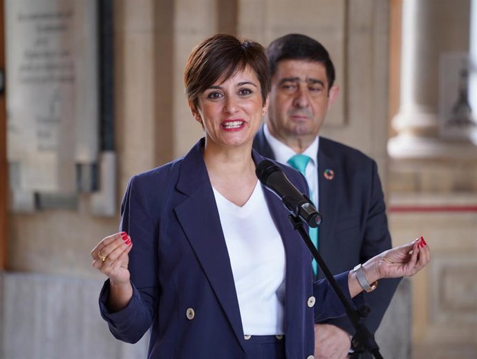 La ministra de Política Territorial y portavoz del Gobierno, Isabel Rodríguez, atiende a los medios de comunicación durante la visita institucional a la Diputación Provincial de Jaén, a 24 de marzo de 2023 en Jaén (Andalucía, España). La ministra de Pol