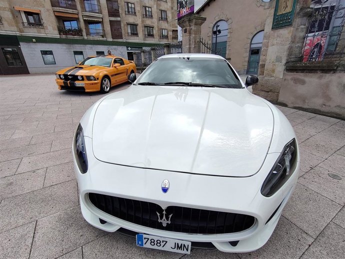 Dos vehículos deportivos del club 'GT Drivers' en Salamanca