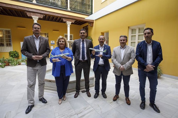 Foto de familia de la presentación de las nuevas rutas aéreas con Binter en Granada