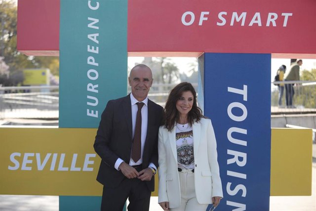 El alcalde y Maribel Verdú posan junto al símbolo de la Capitalidad Europea de Turismo Inteligente.