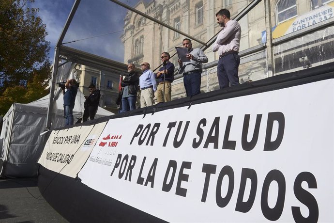 Archivo - Acto durante la huelga de médicos en Cantabria